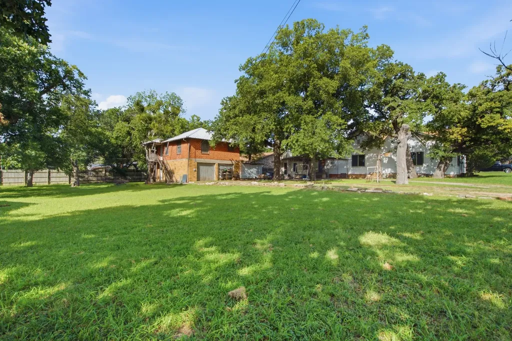 324 W Ross Avenue De Leon TX 76444