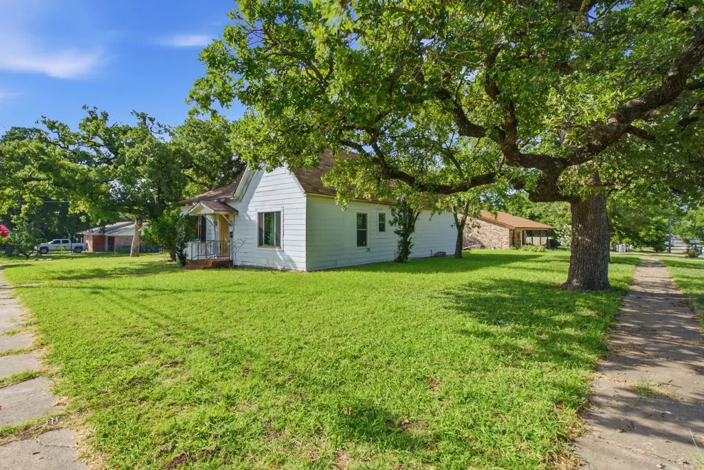 324 W Ross Avenue De Leon TX 76444