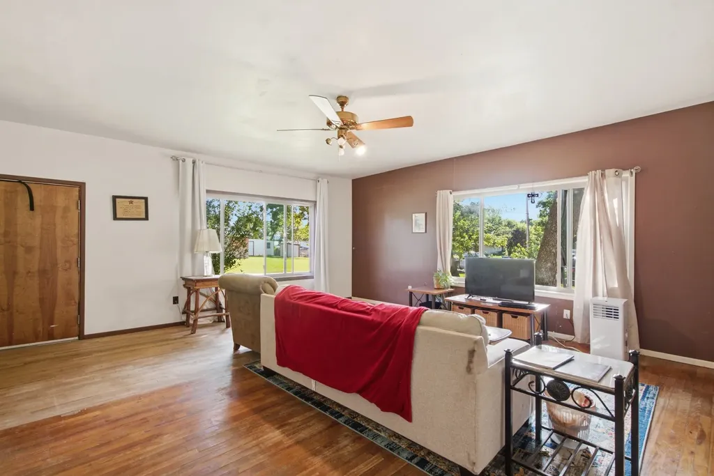 324 W Ross Avenue De Leon TX 76444