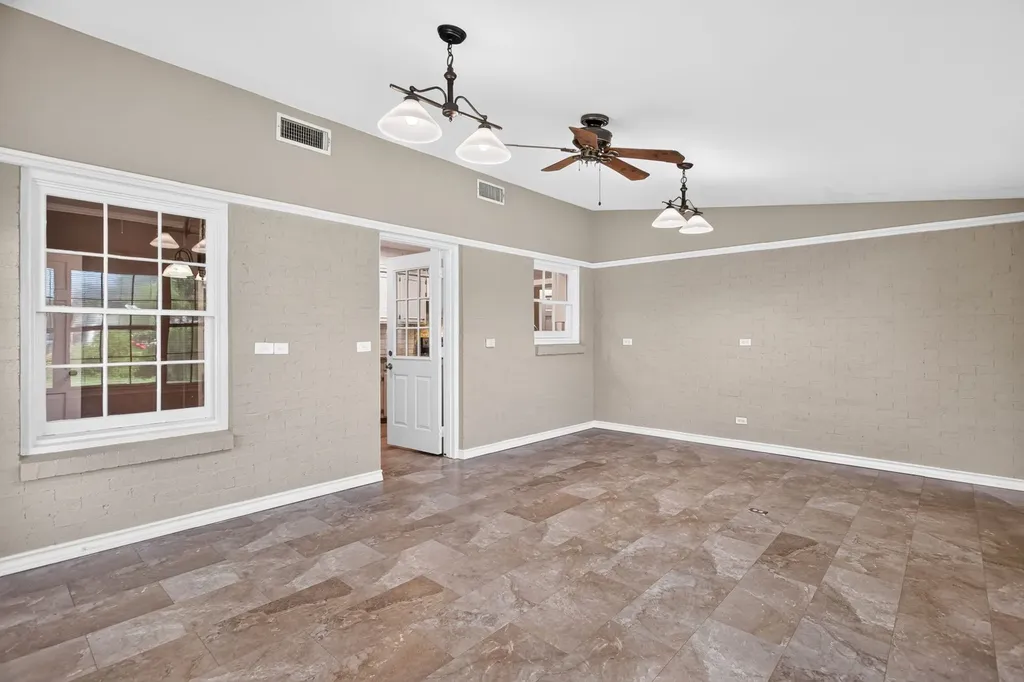 202 S Tower Street Weatherford TX 76086