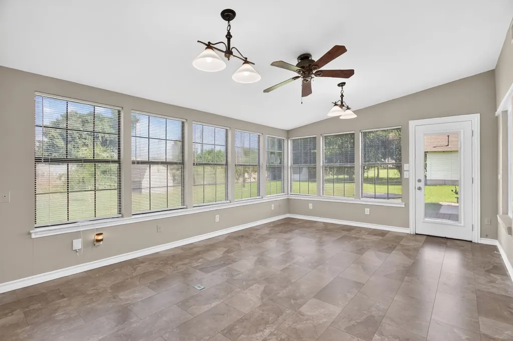 202 S Tower Street Weatherford TX 76086