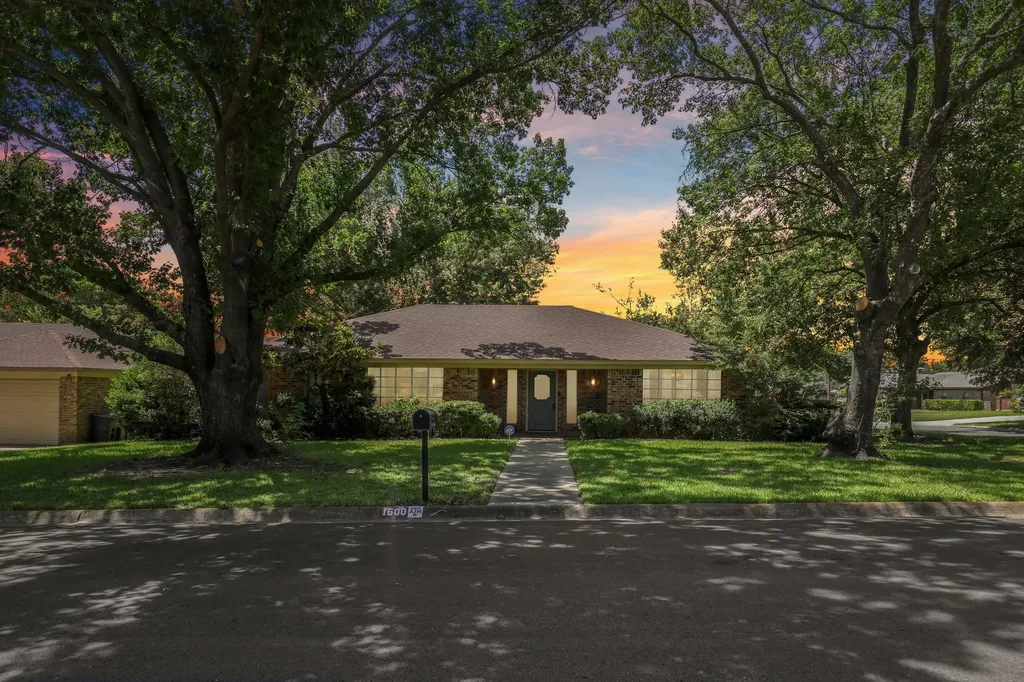 1600 S Timber Court Benbrook TX 76126
