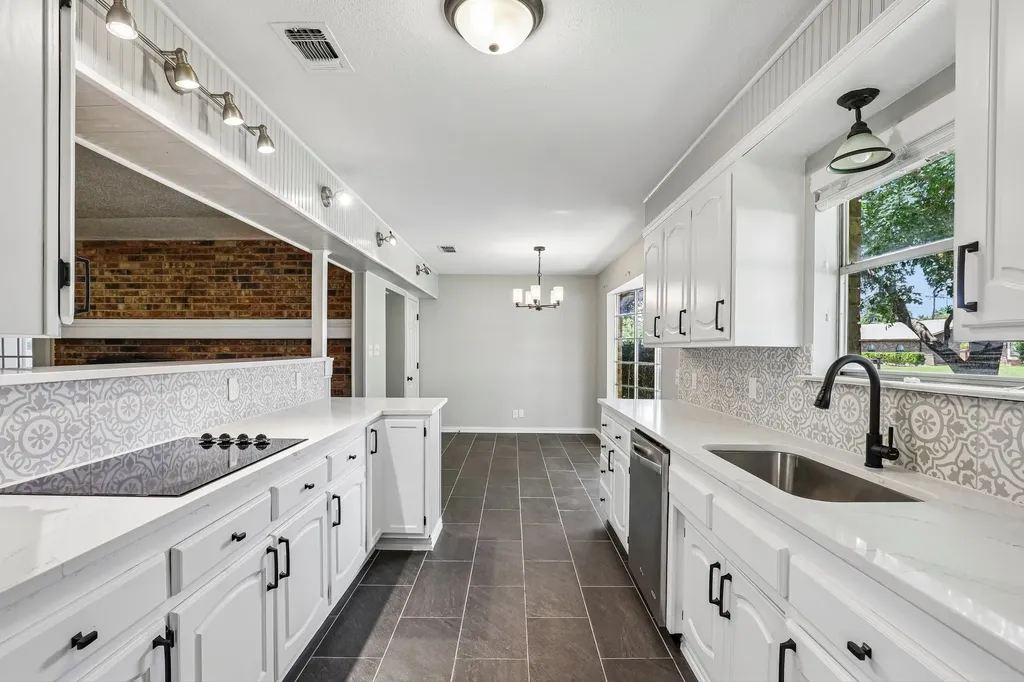 1600 S Timber Court Benbrook TX 76126