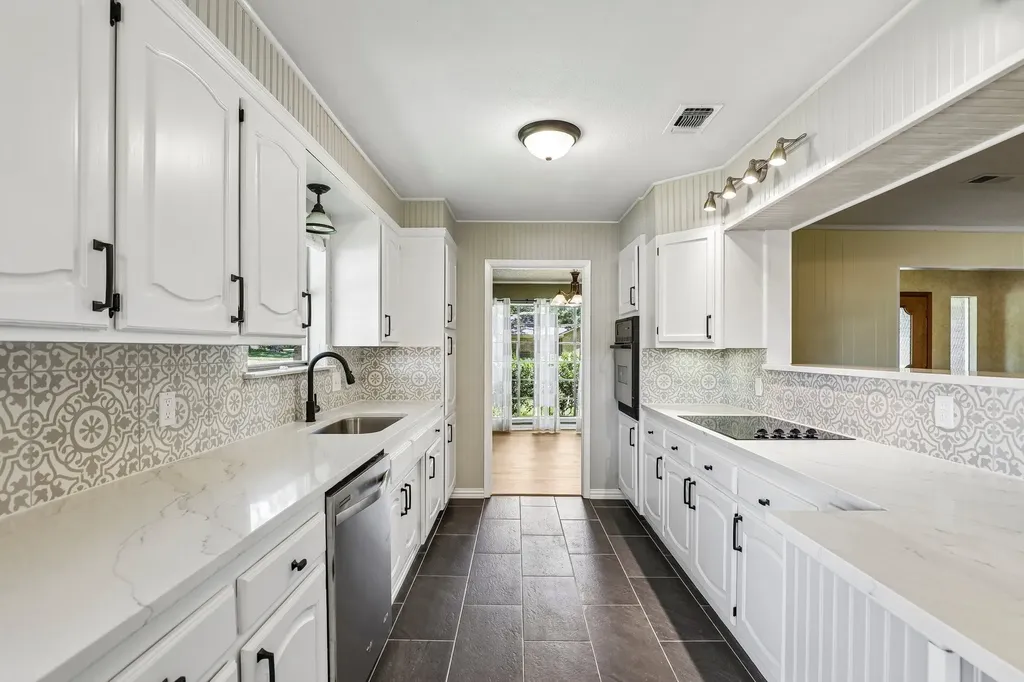 1600 S Timber Court Benbrook TX 76126