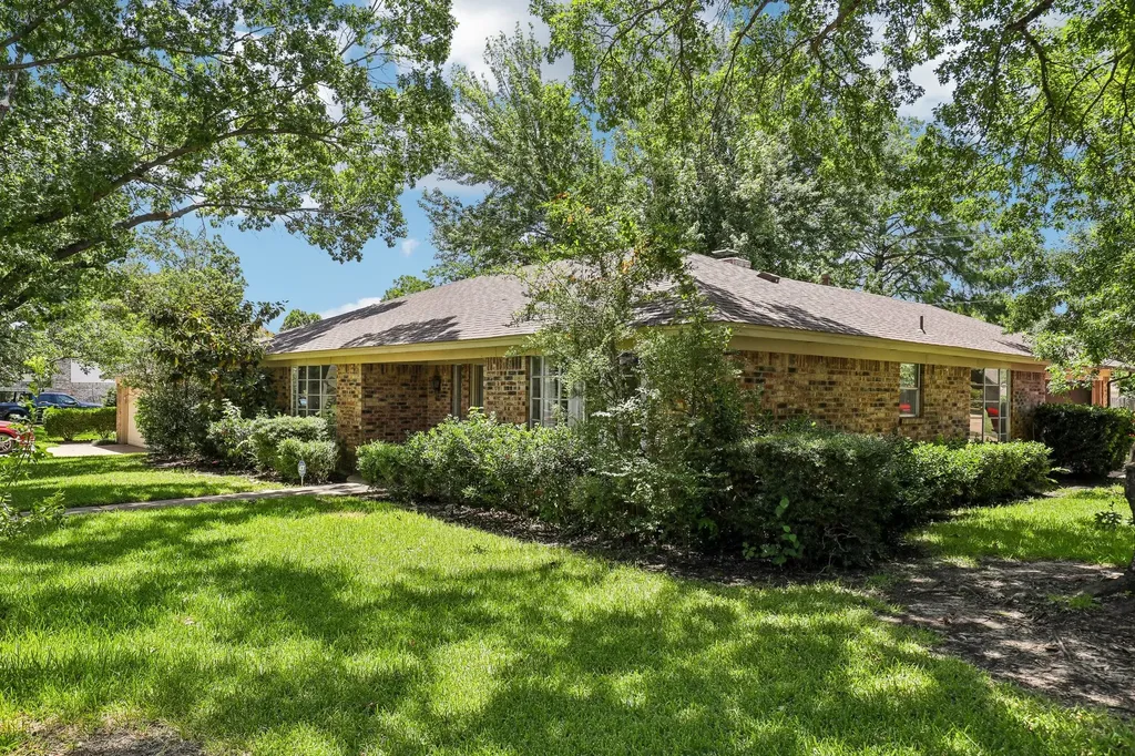 1600 S Timber Court Benbrook TX 76126