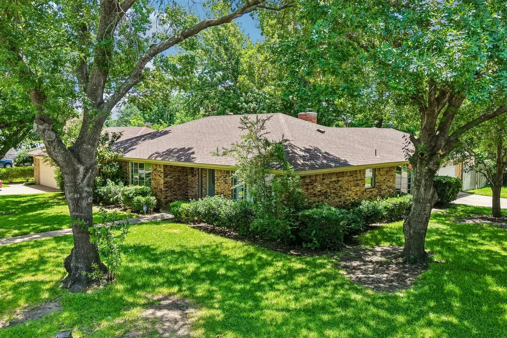 1600 S Timber Court Benbrook TX 76126