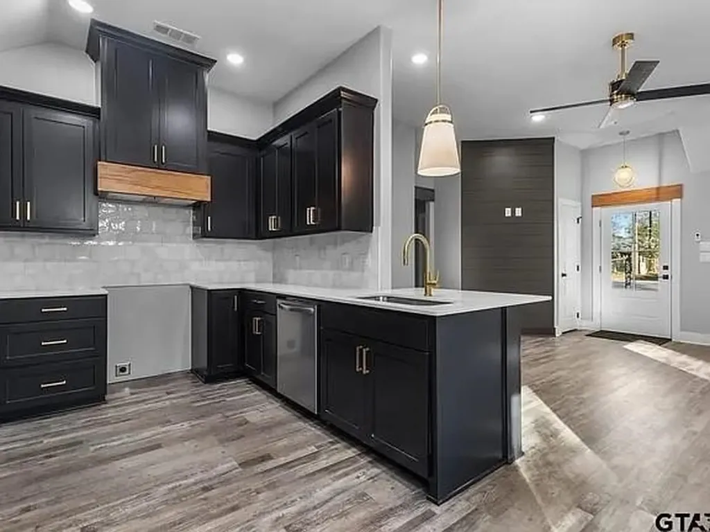 1204 Poplar Street Marshall TX 75670