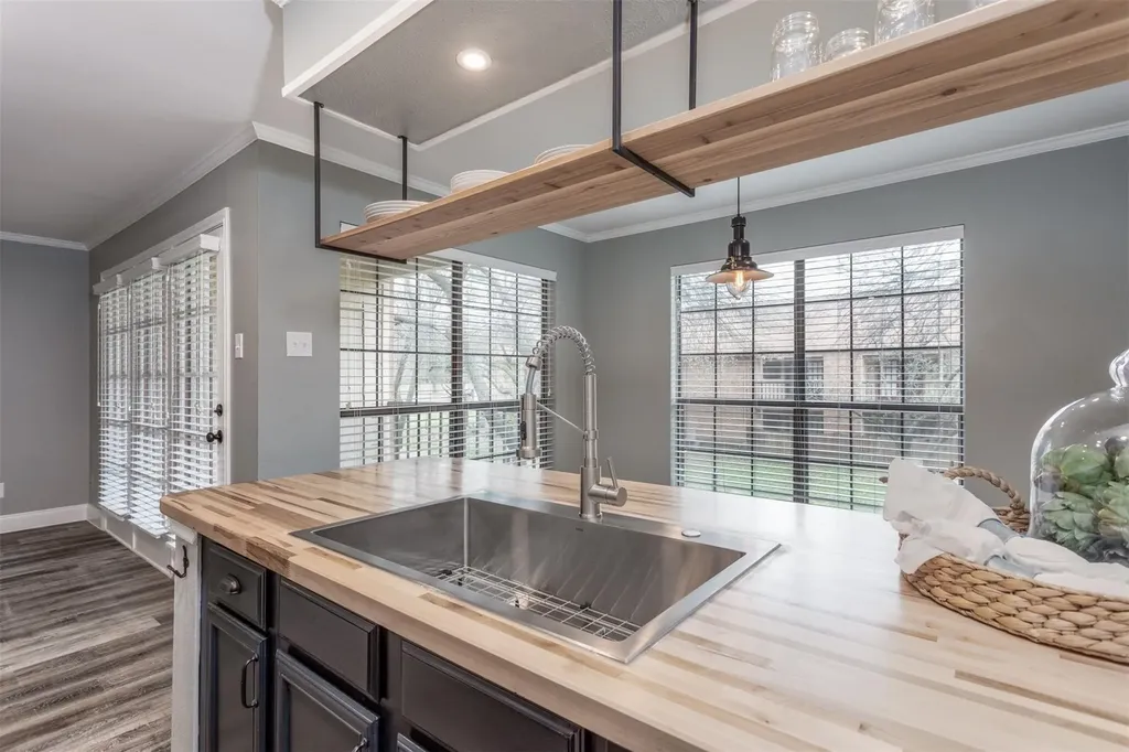 16301 Ledgemont Lane Addison TX 75001