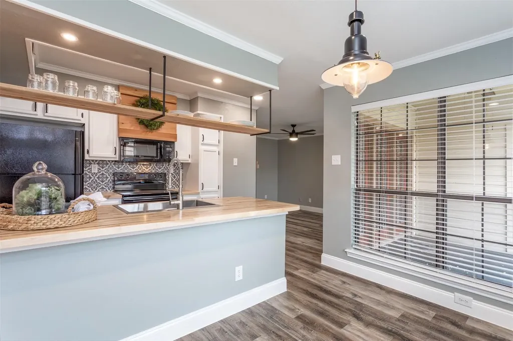 16301 Ledgemont Lane Addison TX 75001