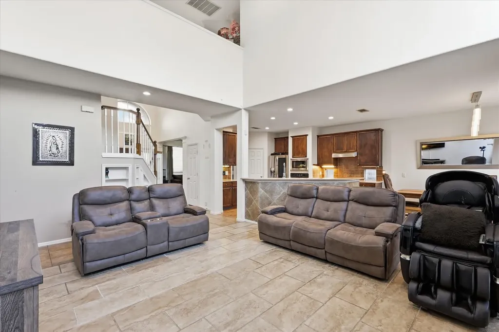 2808 N Camino Lagos Grand Prairie TX 75054