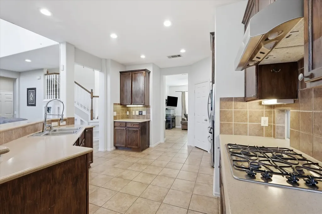 2808 N Camino Lagos Grand Prairie TX 75054