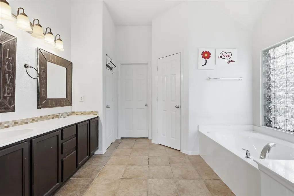 2808 N Camino Lagos Grand Prairie TX 75054
