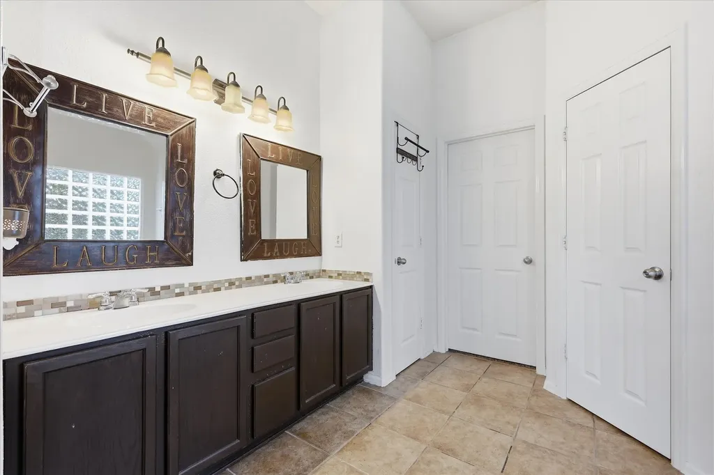 2808 N Camino Lagos Grand Prairie TX 75054