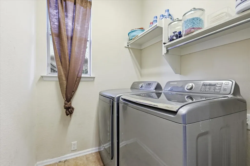 2808 N Camino Lagos Grand Prairie TX 75054