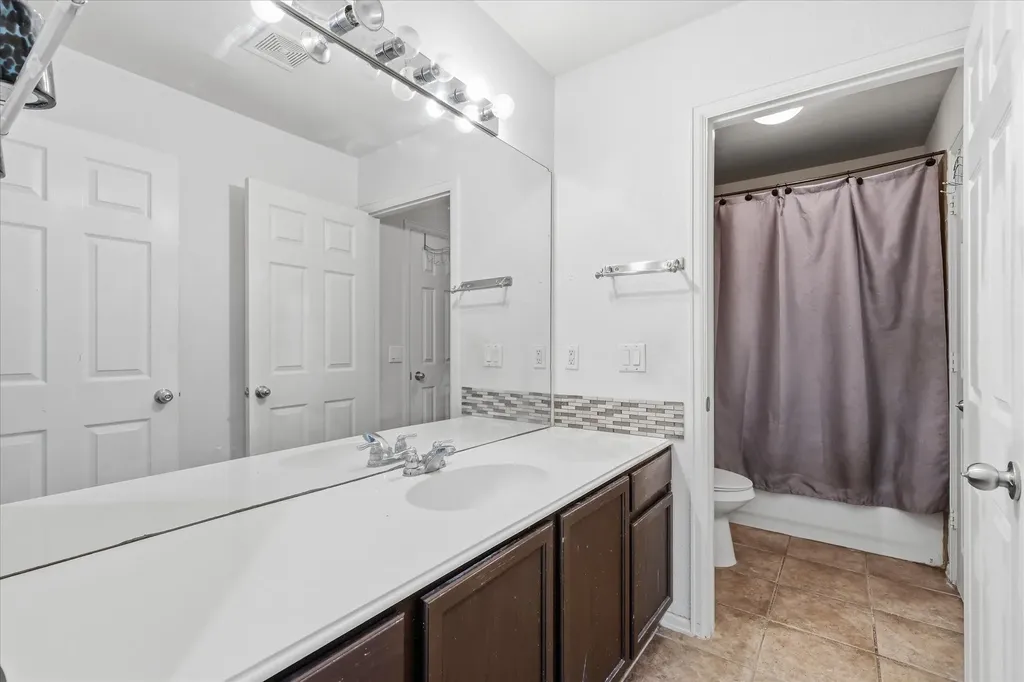 2808 N Camino Lagos Grand Prairie TX 75054