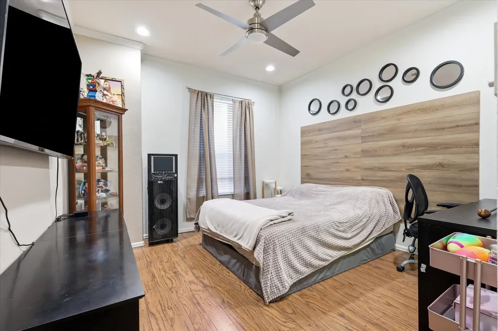 2808 N Camino Lagos Grand Prairie TX 75054