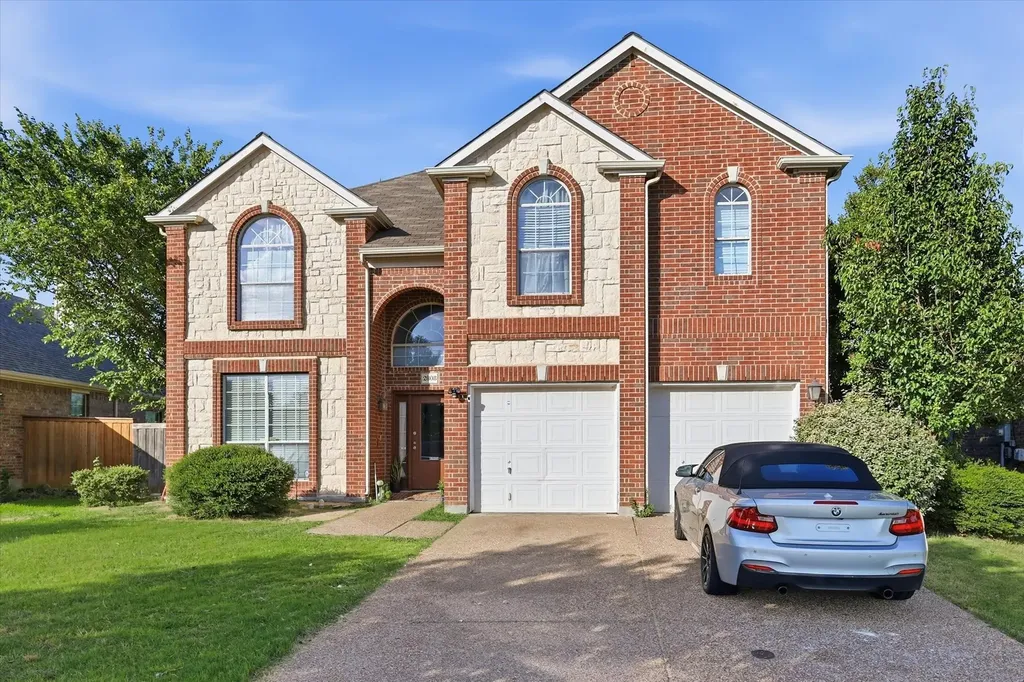 2808 N Camino Lagos Grand Prairie TX 75054