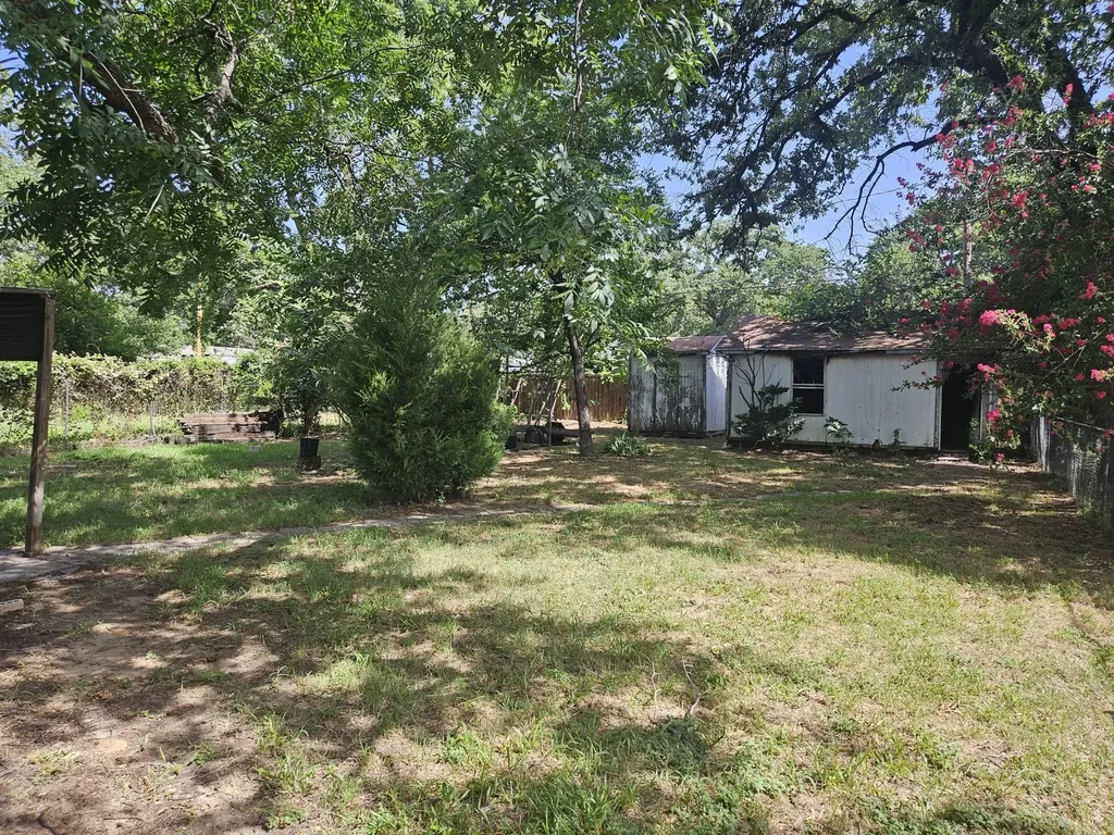 4021 Hollis Street Haltom City TX 76111