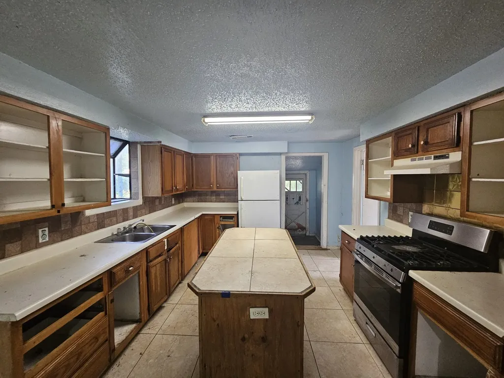 4021 Hollis Street Haltom City TX 76111