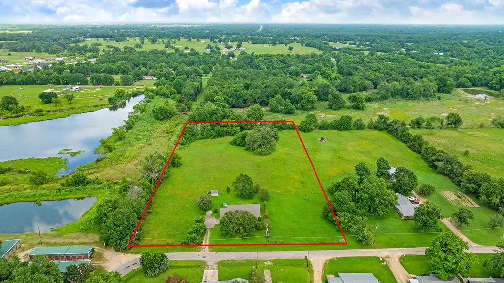 570 N Center Blossom TX 75416