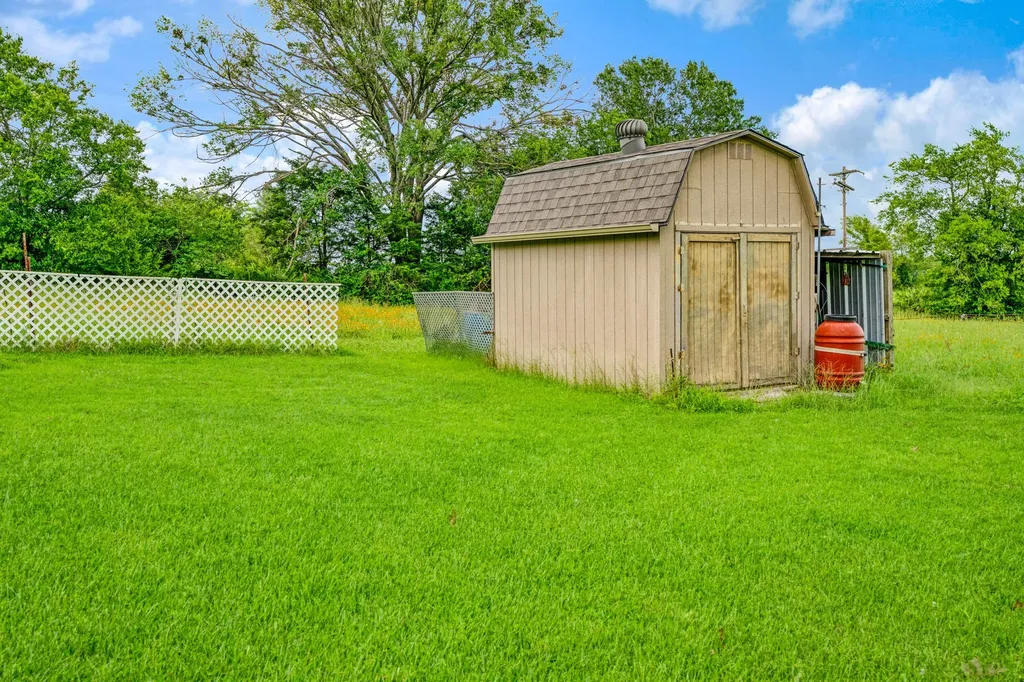 570 N Center Blossom TX 75416