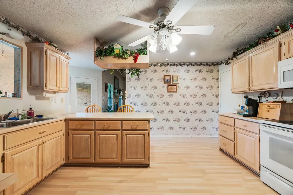 570 N Center Blossom TX 75416