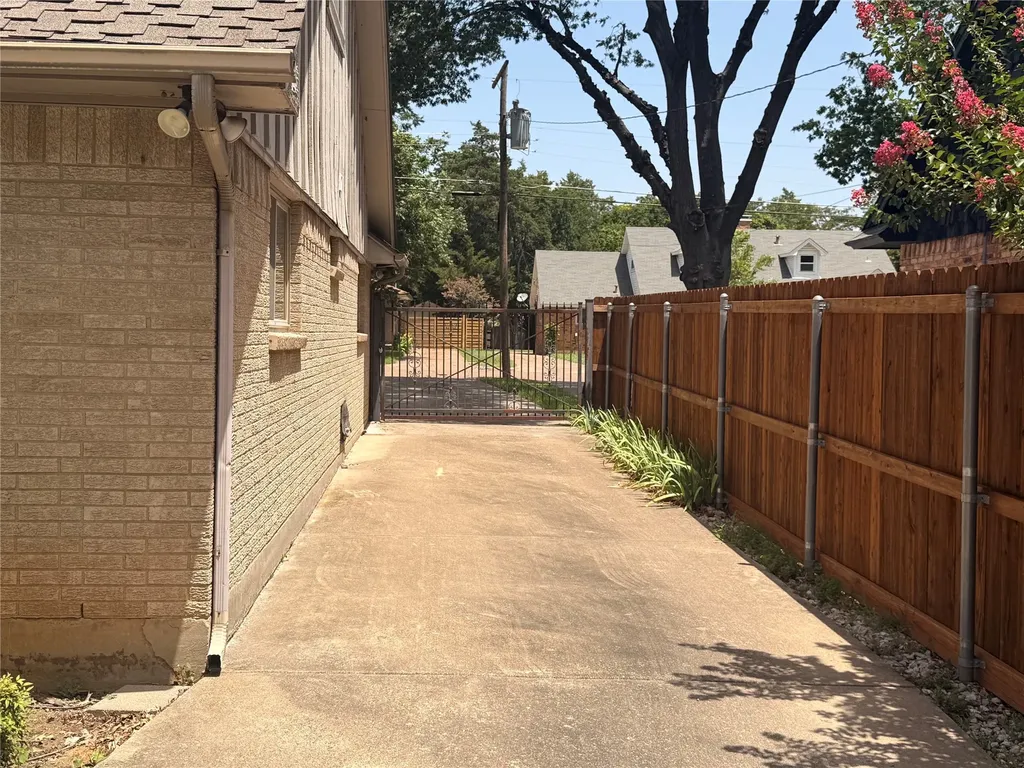 2904 Bridal Wreath Lane Dallas TX 75233