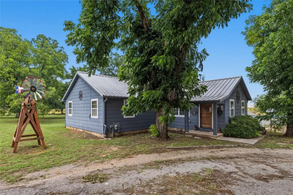 304 N Victor Street Comanche TX 76442
