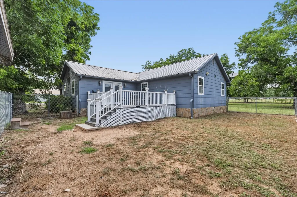 304 N Victor Street Comanche TX 76442