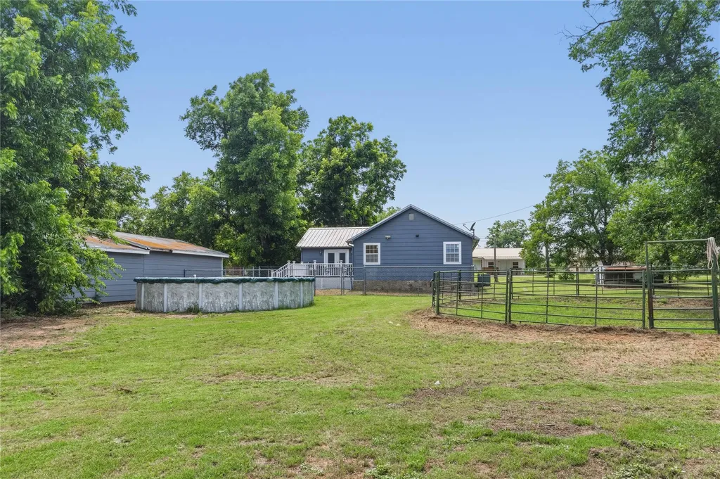 304 N Victor Street Comanche TX 76442