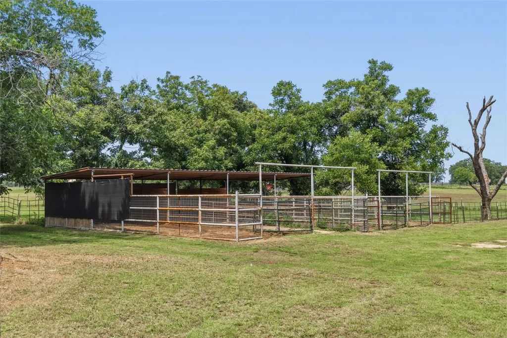 304 N Victor Street Comanche TX 76442