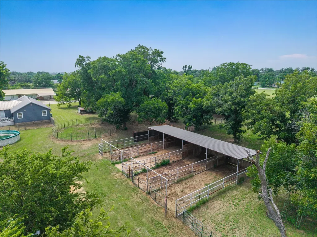 304 N Victor Street Comanche TX 76442