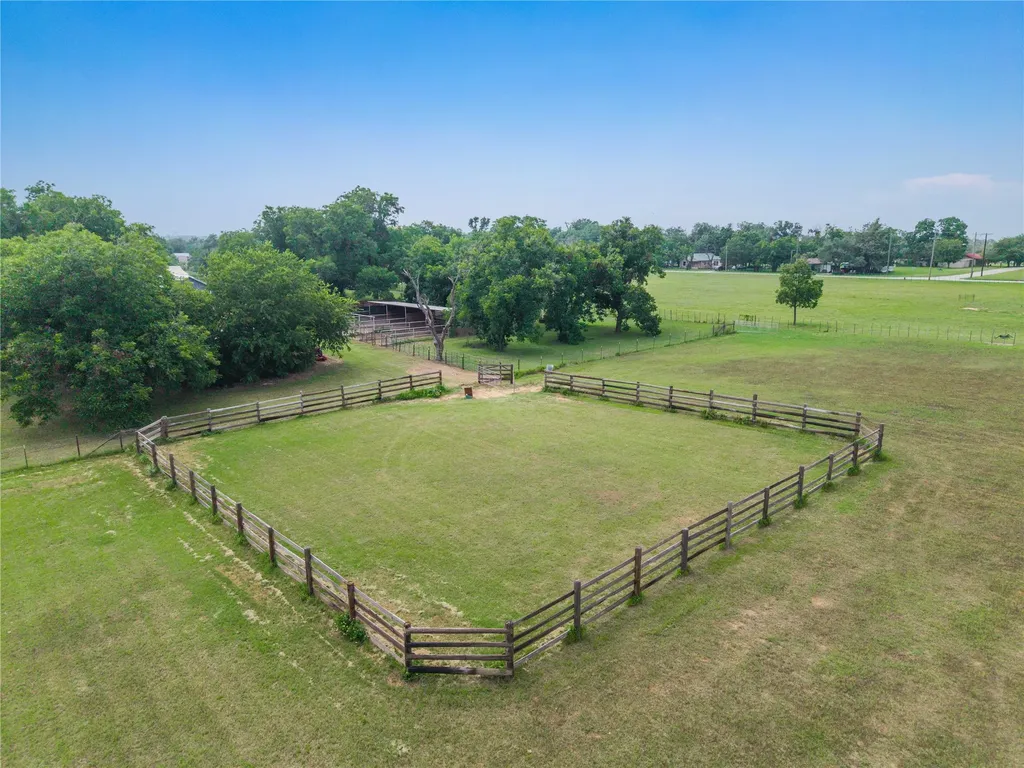 304 N Victor Street Comanche TX 76442