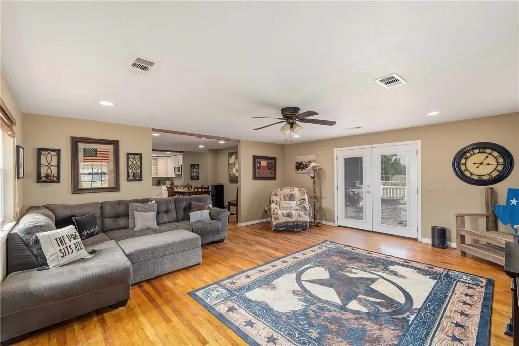 304 N Victor Street Comanche TX 76442