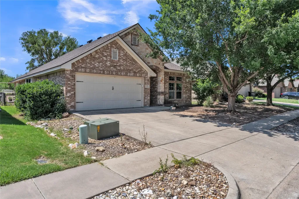 1321 Lauren Lane Granbury TX 76048