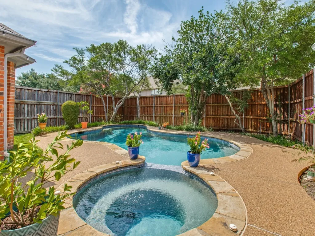 9502 Valley Lake Lane Irving TX 75063
