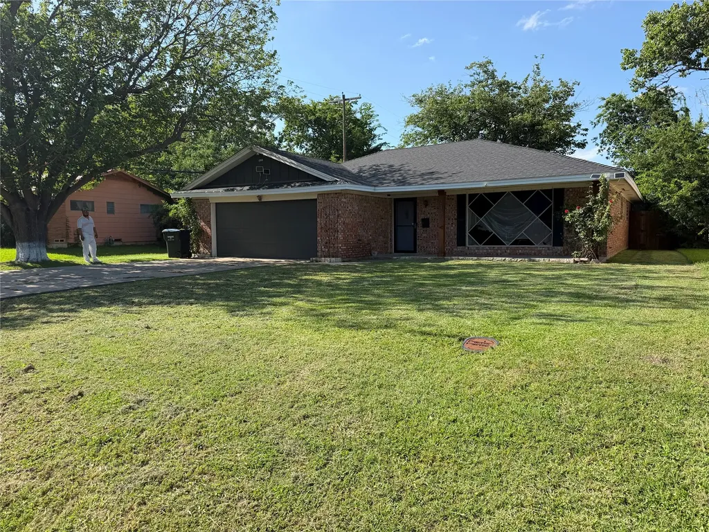 2406 W Broadview Street Greenville TX 75402