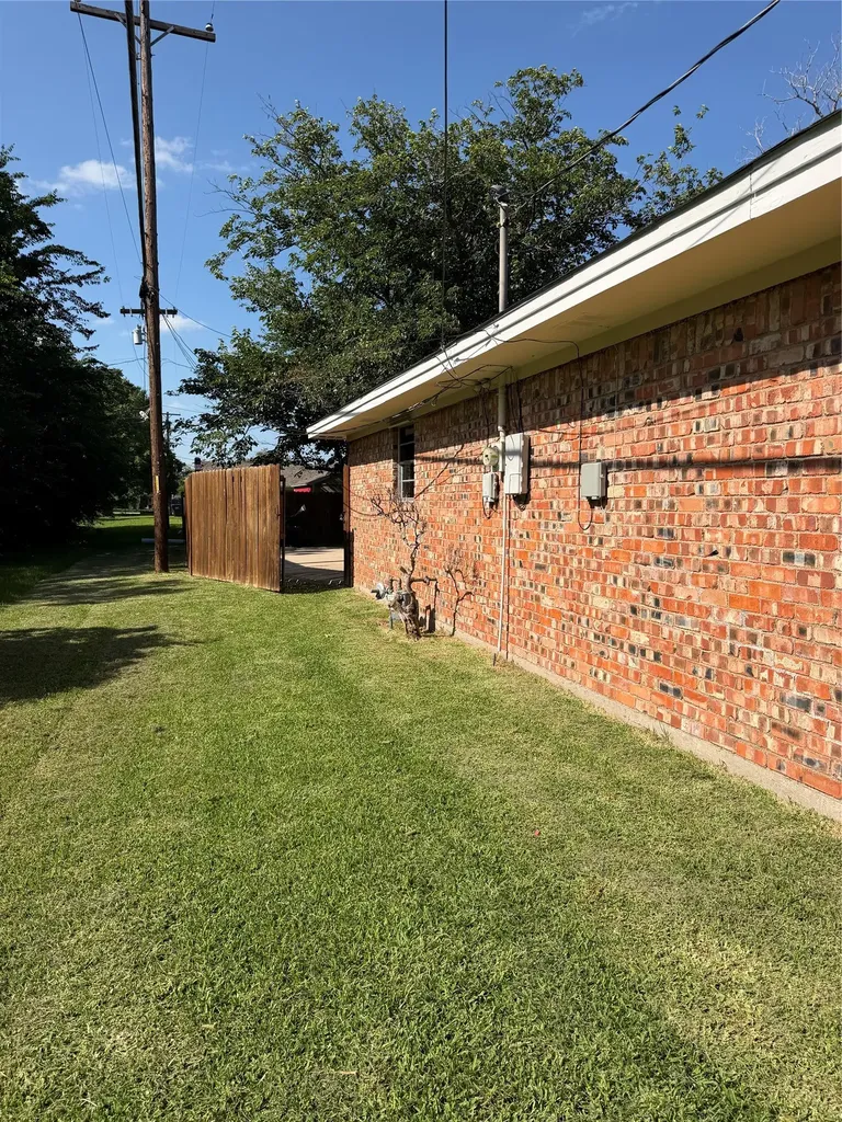 2406 W Broadview Street Greenville TX 75402