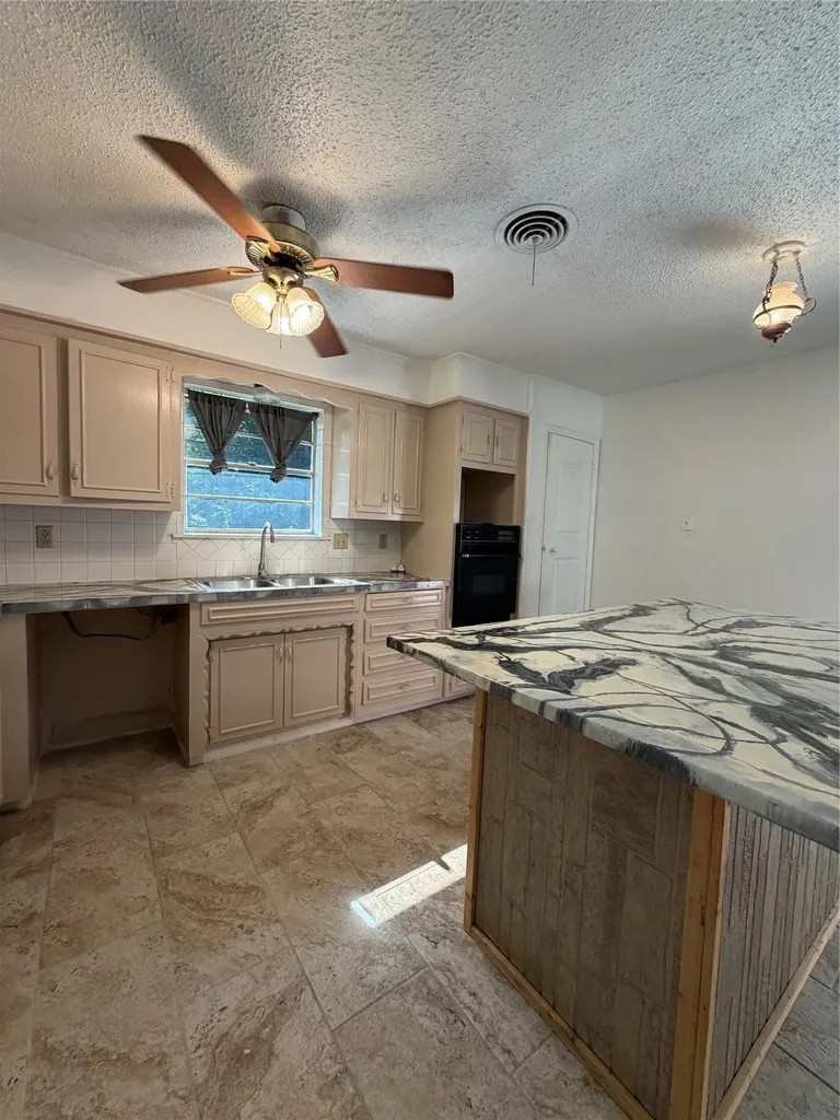 2406 W Broadview Street Greenville TX 75402