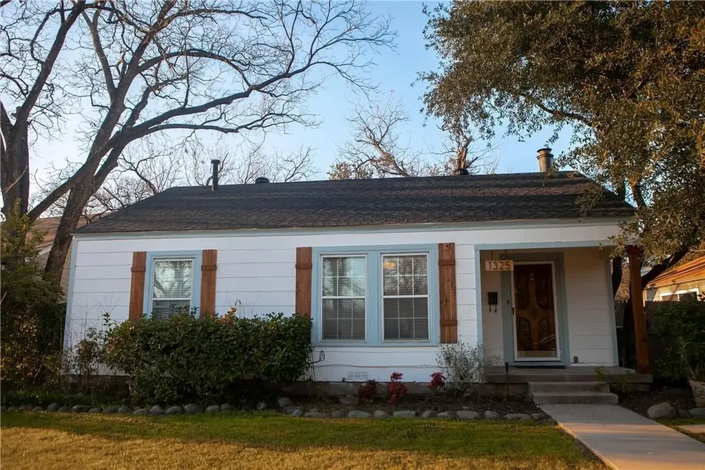 1325 Smilax Avenue Fort Worth TX 76111