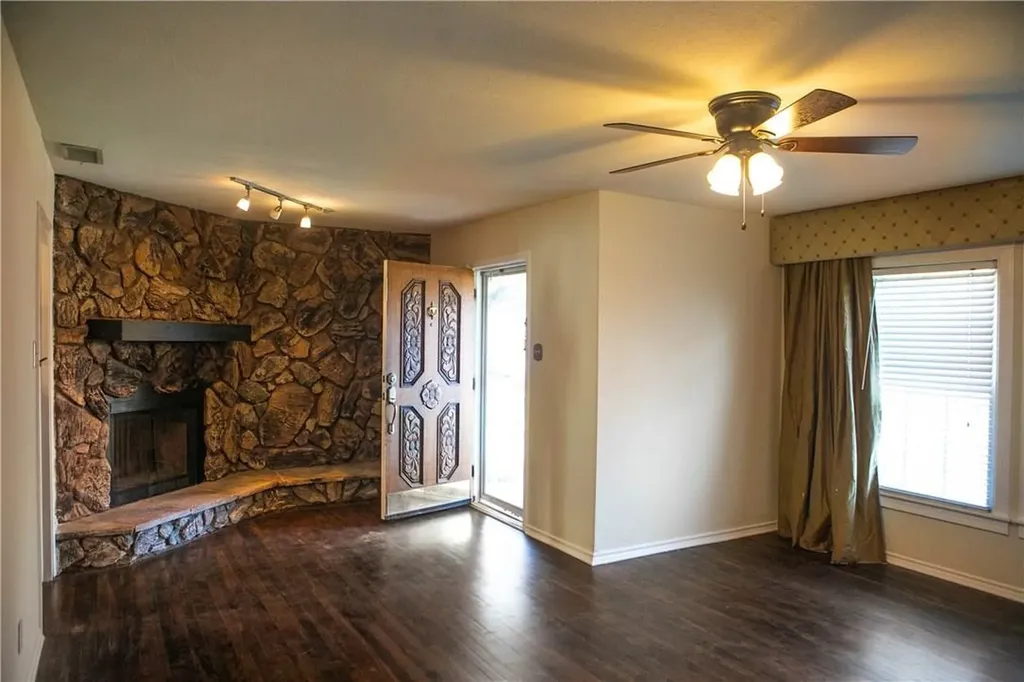 1325 Smilax Avenue Fort Worth TX 76111