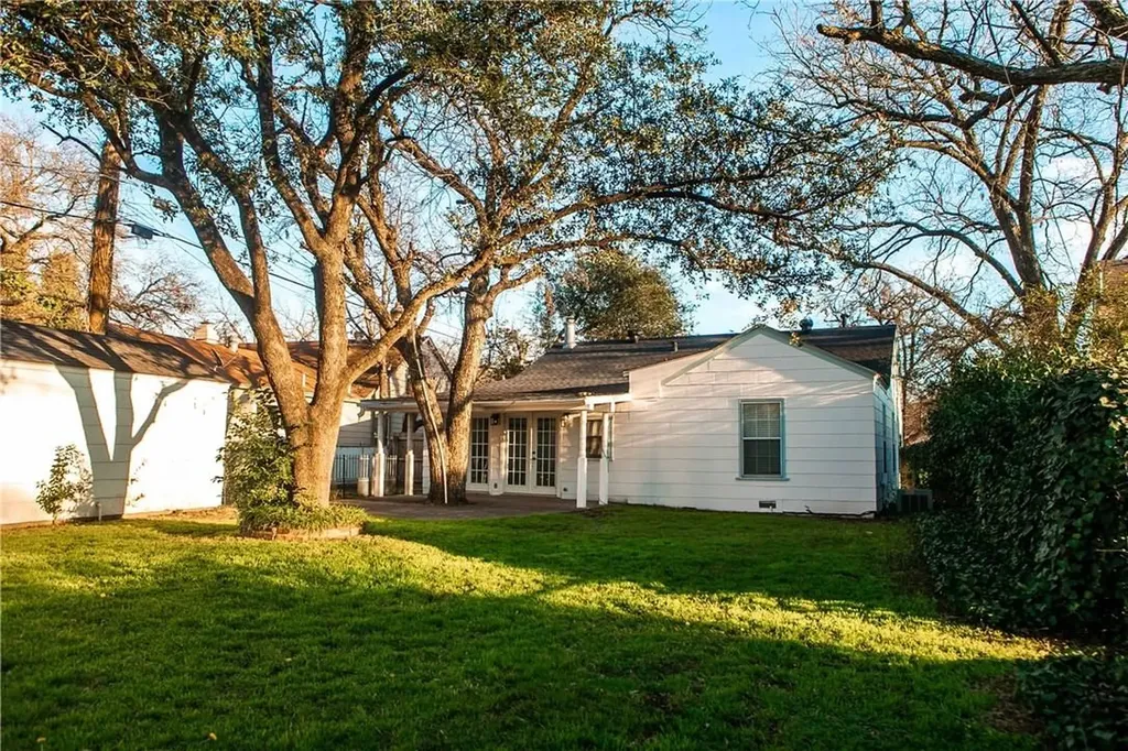 1325 Smilax Avenue Fort Worth TX 76111