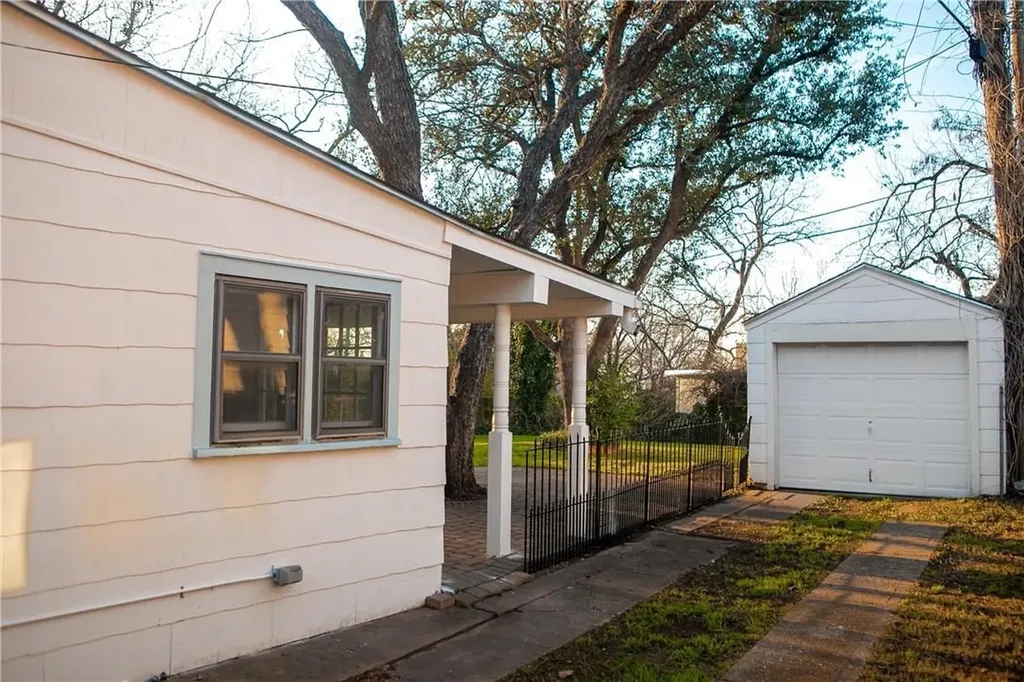 1325 Smilax Avenue Fort Worth TX 76111