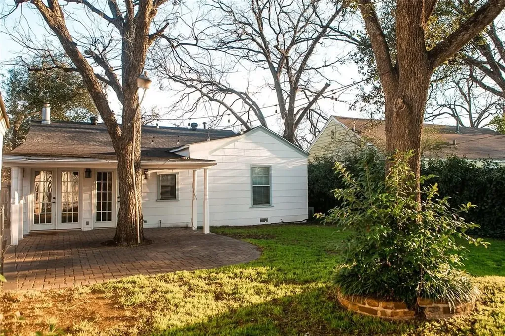1325 Smilax Avenue Fort Worth TX 76111