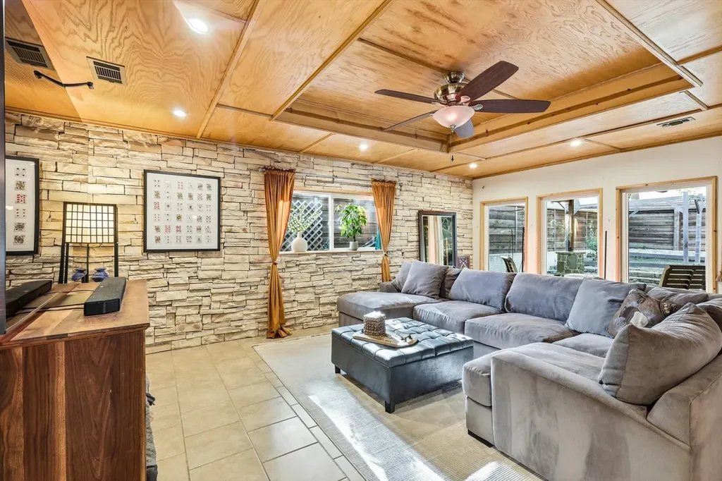913 Harwood Terrace Bedford TX 76021
