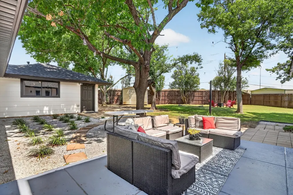 3883 Antigua Circle Dallas TX 75244