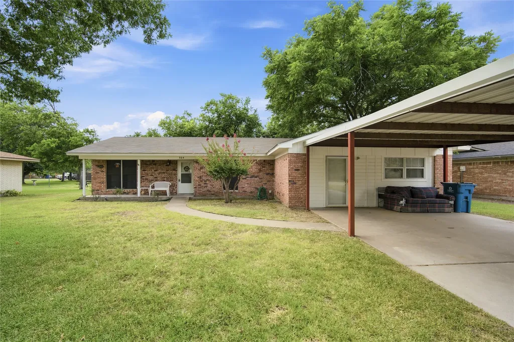 504 E Roosevelt Avenue Whitney TX 76692