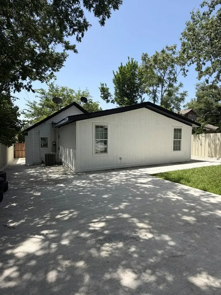 2211 Irion Avenue Fort Worth TX 76106