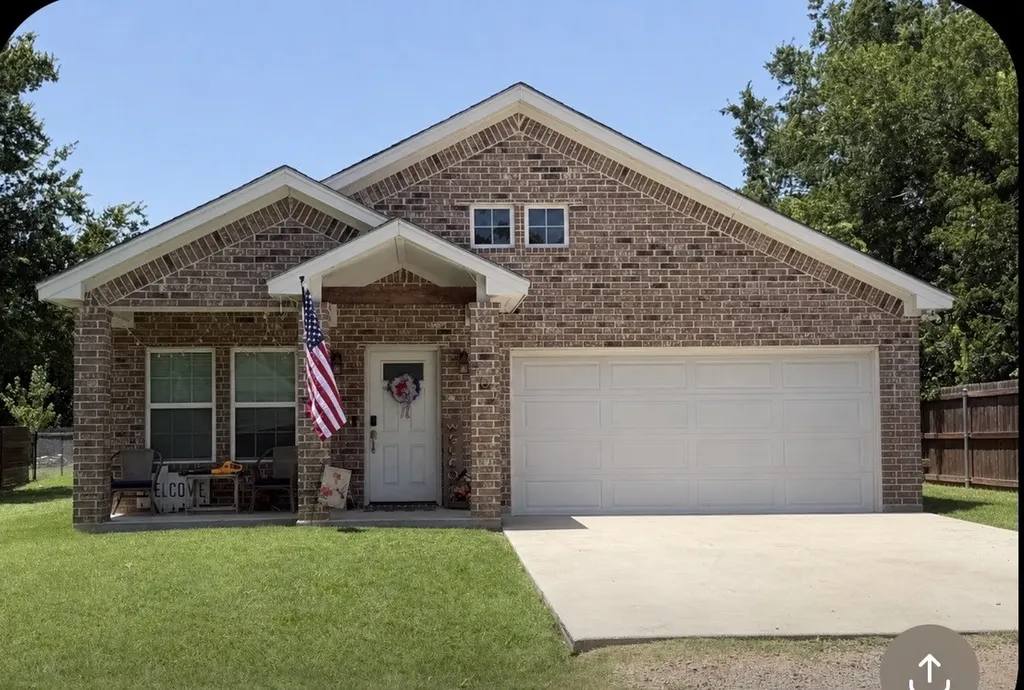 207 N Hubbard Street Alvord TX 76225