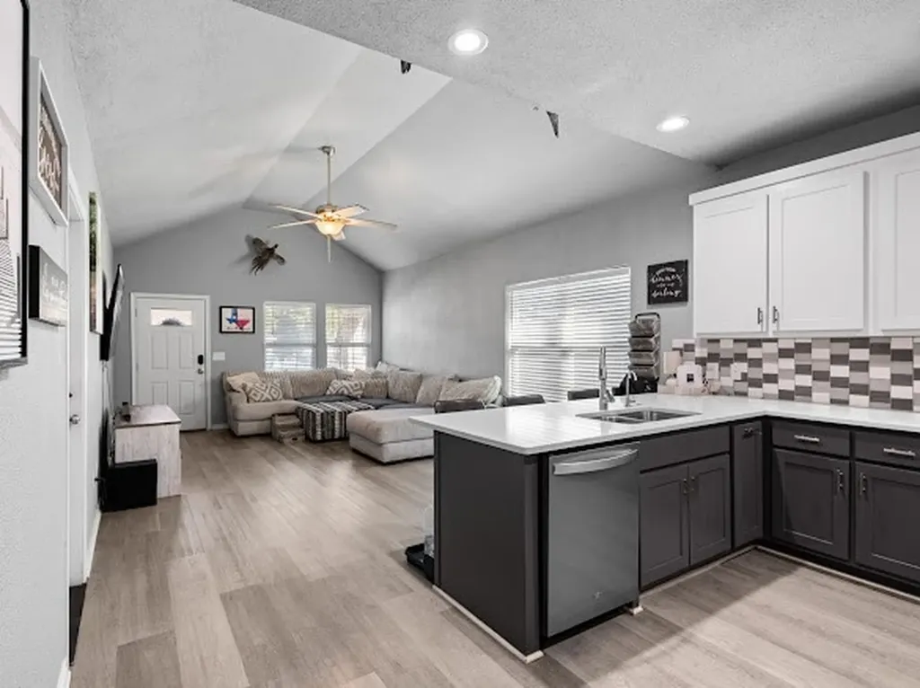 207 N Hubbard Street Alvord TX 76225